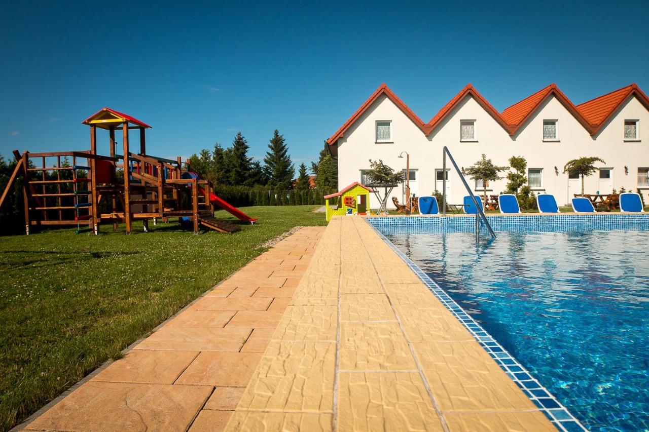 Aqua Fun Domki Z Basenem Darlowo Bagian luar foto