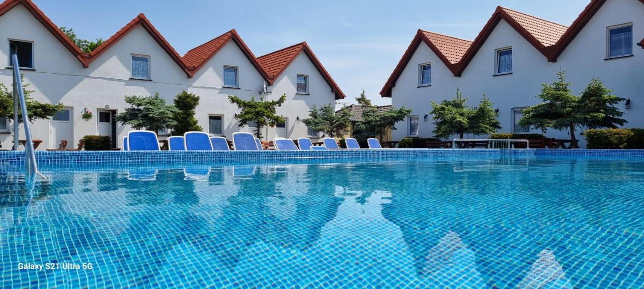Aqua Fun Domki Z Basenem Darlowo Bagian luar foto
